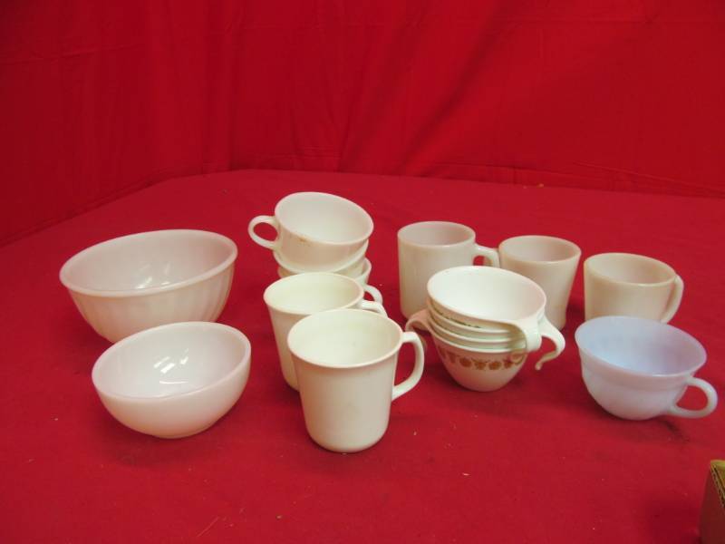 lot 234 image: Fire King ,Anchor Hocking Correlllware dishes