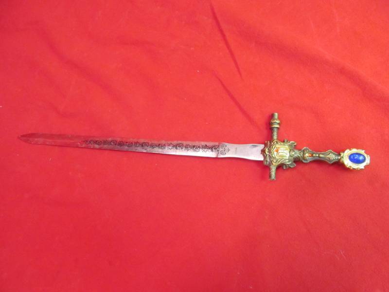 lot 5 image: Dagger
