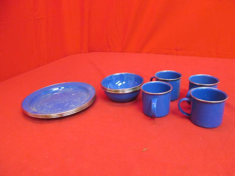lot 13 image: camp dish set