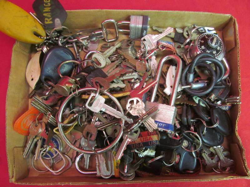 lot 20 image: keys,padalocks