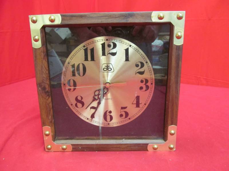 lot 21 image: clock