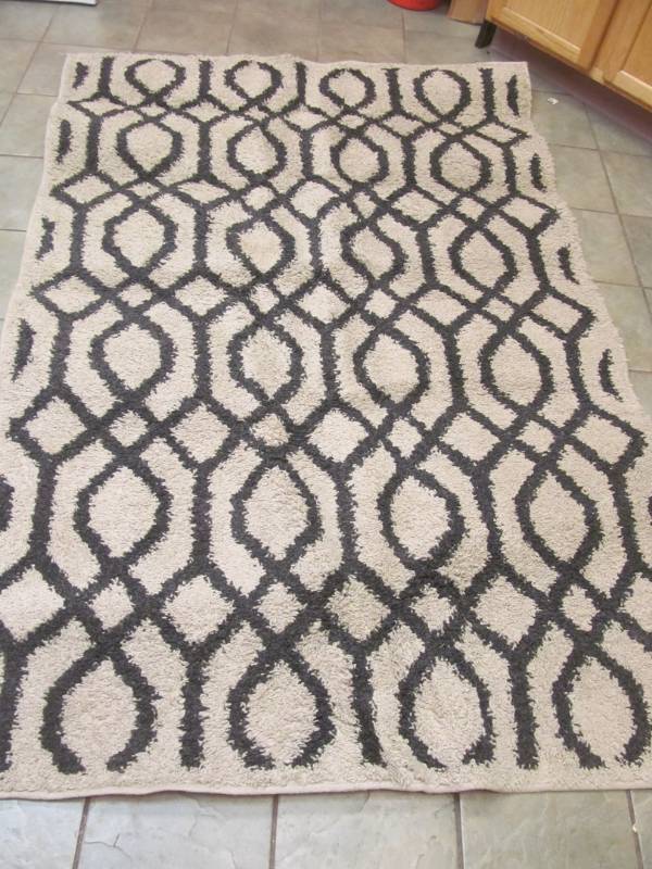 lot 64 image: area rug