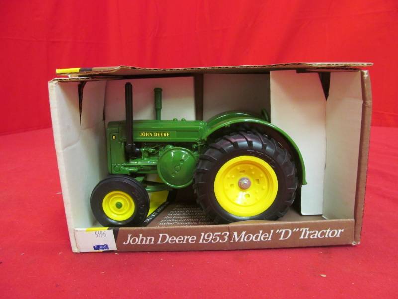 lot 76 image: New John Deere Ertl (D)
