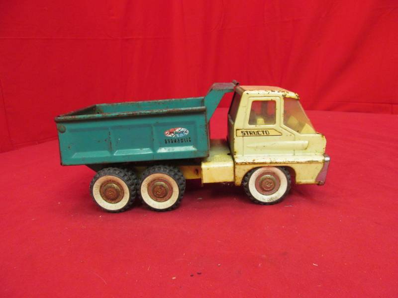 lot 79 image: vintage Structo dump truck complete