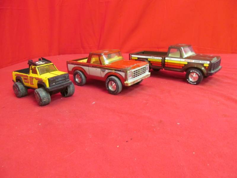 lot 83 image: 2 Vintage Metal Nylint pickups& metal Tonka truck for parts