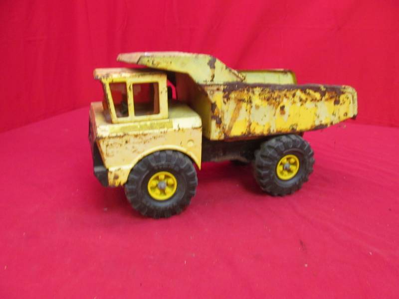 lot 90 image: vintage Tonka dump truck