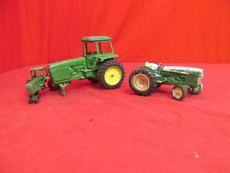 lot 95 image: 3 John Deere 2 Ertl tractors