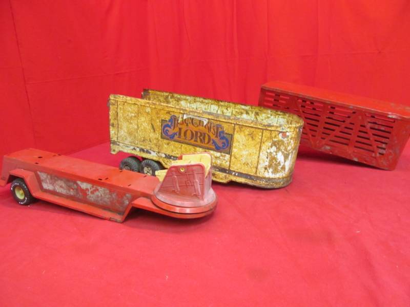 lot 98 image: 3 vintage trailers