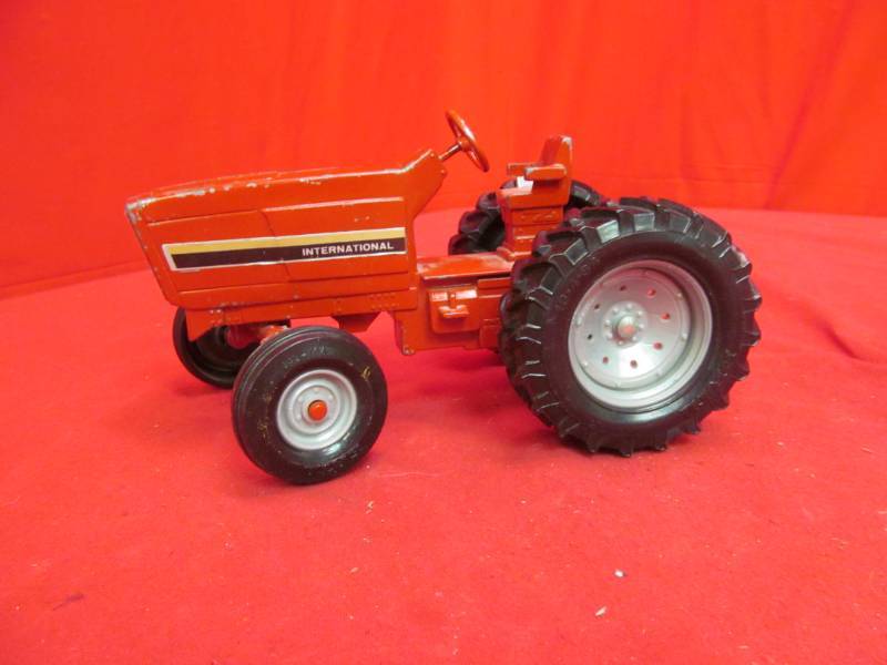 lot 99 image: ERTL International utility tractor