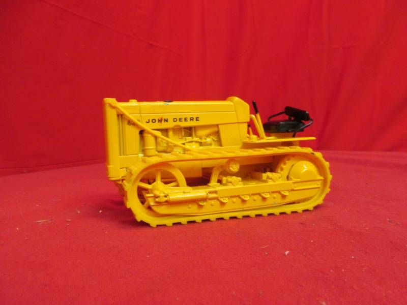 lot 106 image: John Deere tractor