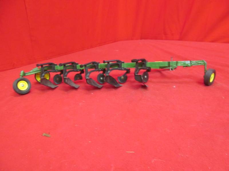 lot 104 image: John Deere Metal 6 bottom plow