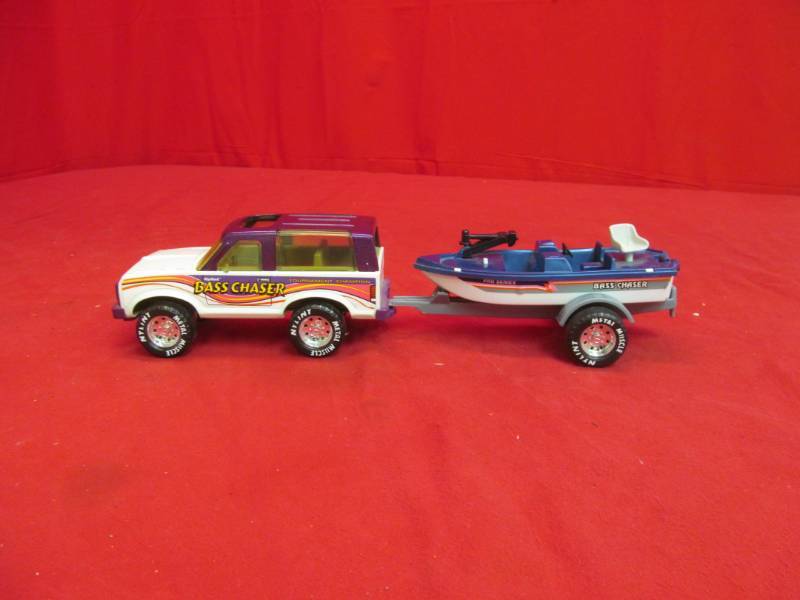 lot 117 image: Nylint bass catcher rv,boat ,trailer