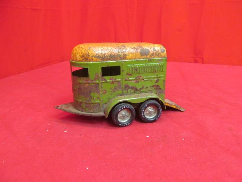 lot 121 image: vintage Nylint horse trailer