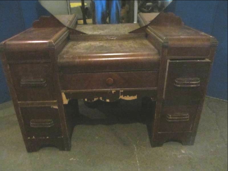 lot 128 image: vintage dresser