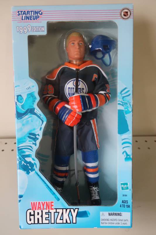 lot 520 image: 1999 Starting Lineup Wayne Gretzky Figure