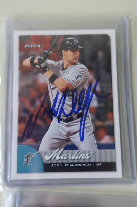 lot 522 image: 6 Autographed Twins Cards  Medallion