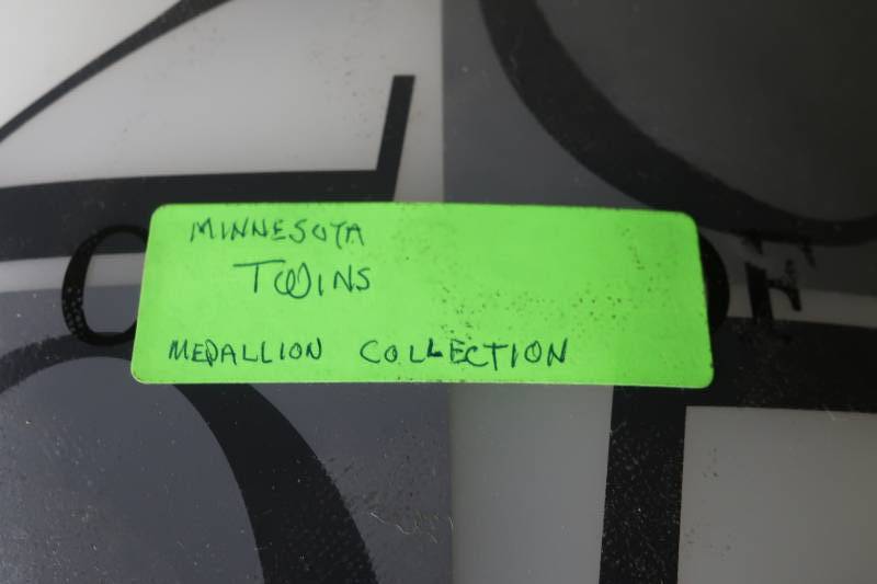 lot 533 image: COMPLETE 2005 Minnesota Twins Medallion Set