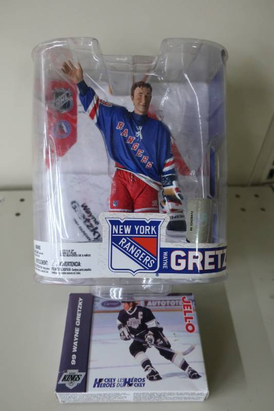 lot 539 image: Wayne Gretzky Figurine & Gretzky Jello Pudding Box