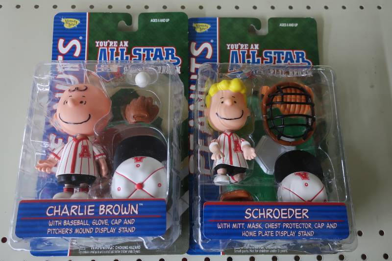 lot 540 image: Peanuts Youre an All Star Figurine Lot - 2 of 6 Figures