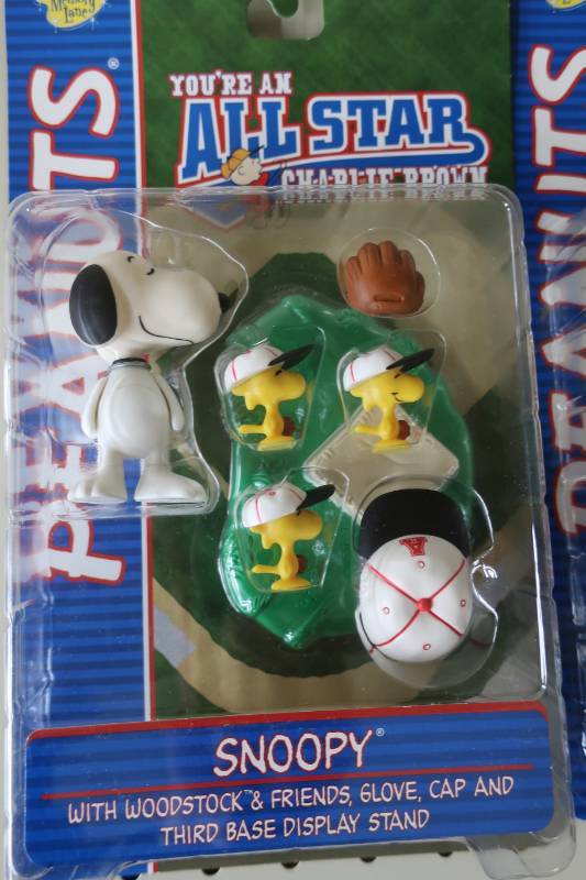 lot 542 image: Peanuts Youre an All Star Figurine Lot - 2 of 6 Figures