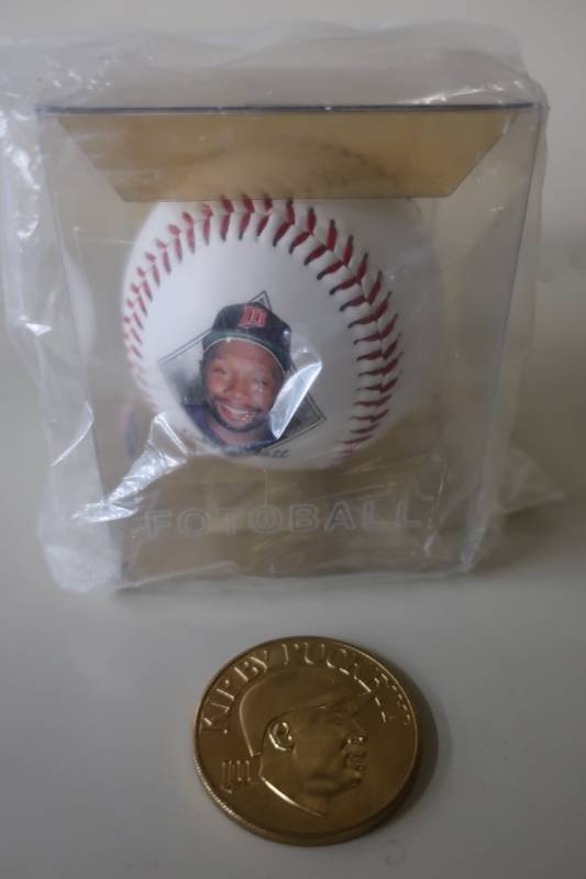 lot 552 image: Kirby Puckett Photoball & Puckett Coin