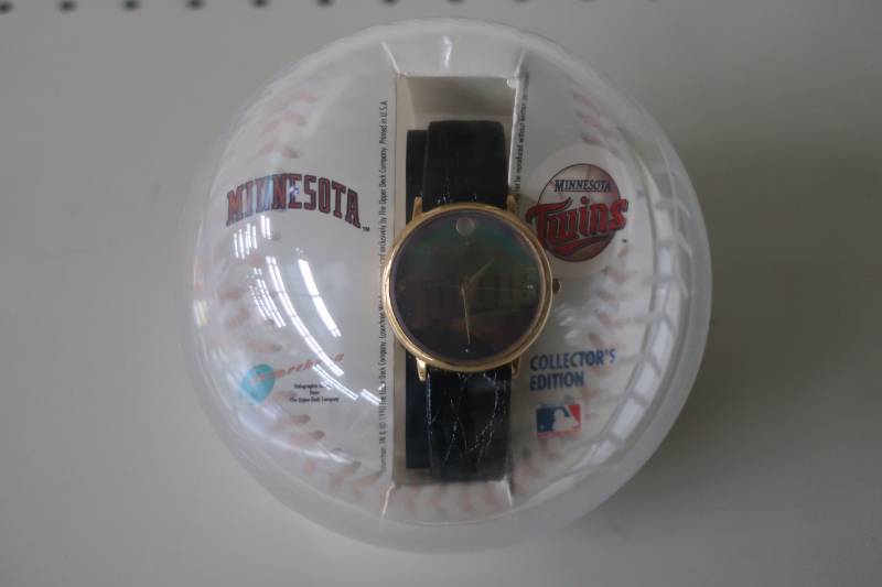 lot 553 image: Minnesota Twins watch - NEW