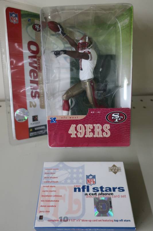 lot 554 image: Terrell Owens Figurine & Football Card Set