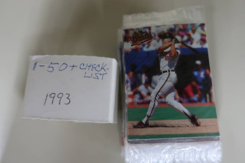 lot 572 image: 1993 Humpty Dumpty Mini Baseball Card Set