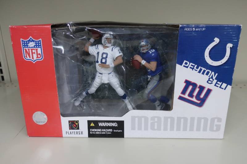 lot 578 image: Peyton & Eli Manning Figurine Set