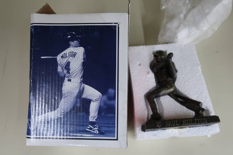 lot 588 image: Minnesota Twins Bronze Statue Giveaway - Paul Molitor