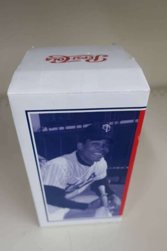 lot 591 image: Minnesota Twins Bronze Statue Giveaway - Rod Carew