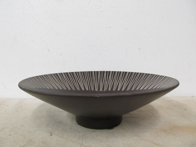 lot 21 image: 14 Signed HAEGER Pottery Centerpiece Bowl