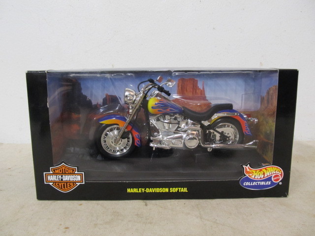 lot 22 image: Large Hotwheels HARLEY DAVIDSON Diecast Motorcycle
