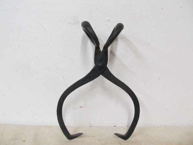 lot 25 image: Antique Cast Iron Ice Tongs