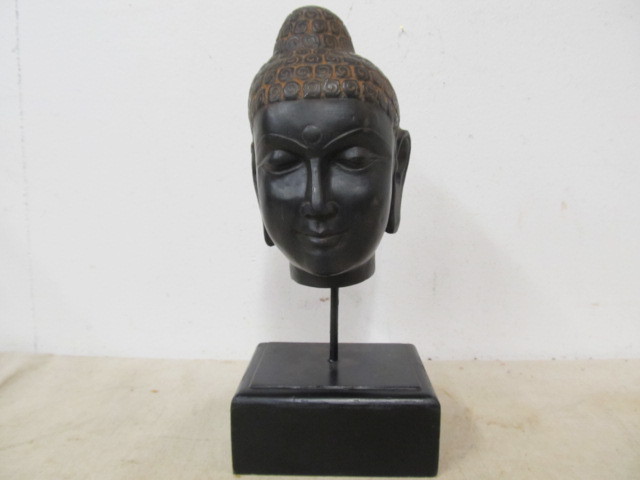lot 40 image: Nice Quality Heavy Sculpture