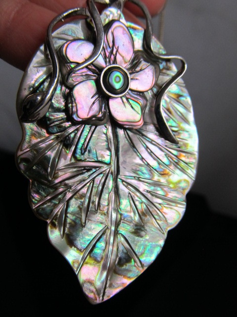 lot 74 image: Beautiful Sterling Silver Mother-of Pearl & Abalone Pendant Necklace