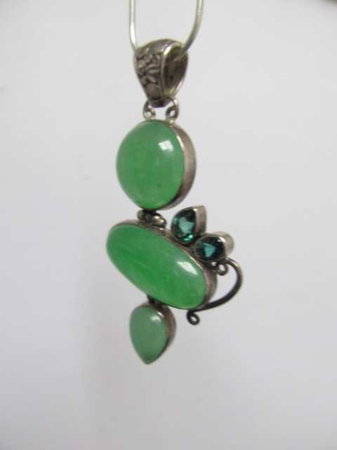 lot 75 image: Sterling Silver wGreen Gemstone Pendant Necklace