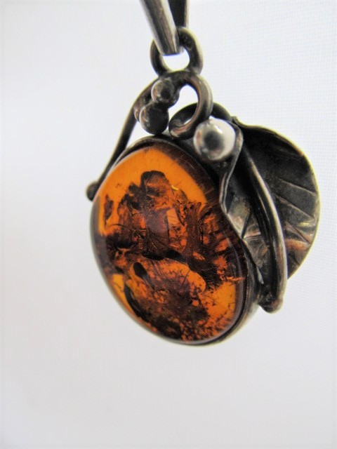 lot 78 image: Beautiful Amber & Sterling Silver Pendant