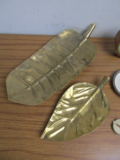 lot 83 image: Nice Group of Vintage & Mid Century Decor