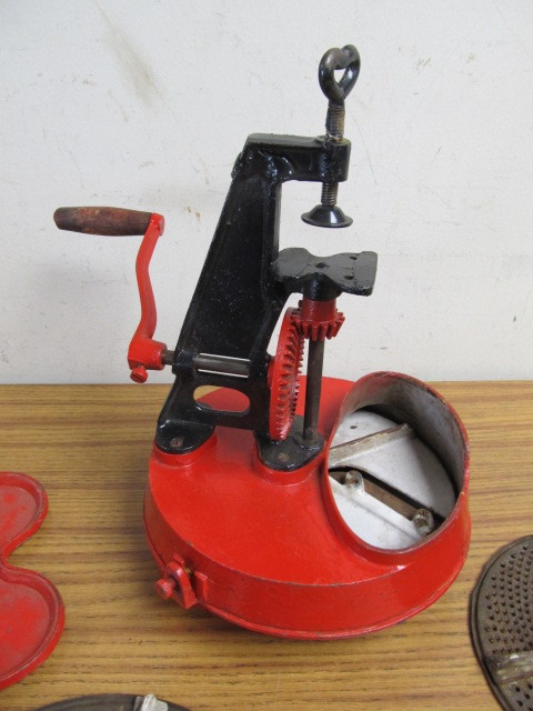 lot 218 image: Vintage Cast Iron Grinder