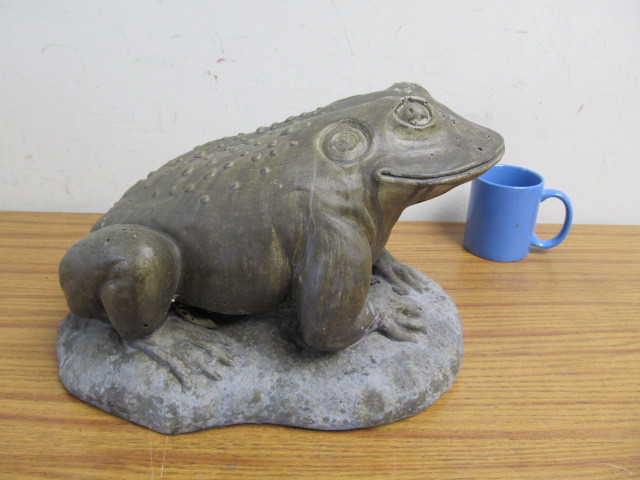 lot 219 image: Large Heavy Cement Frog Garden Statue