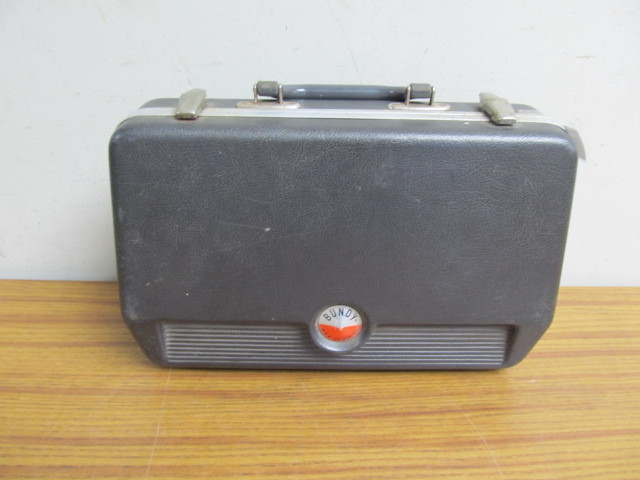 lot 222 image: Vintage Bundy Selmer Clarinet wCase