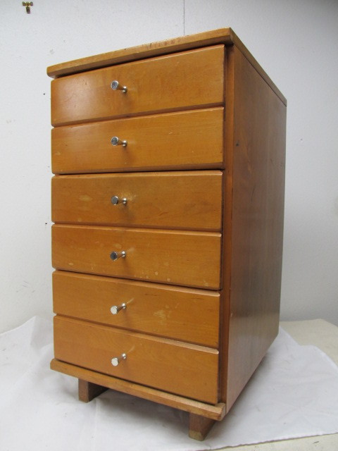 lot 102 image: Vintage 3-Drawer Wooden Cabinet 