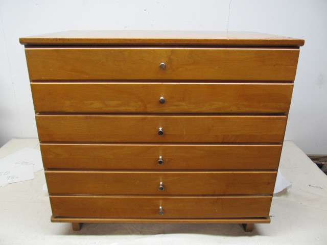 lot 103 image: Vintage 3-Drawer Wooden Cabinet