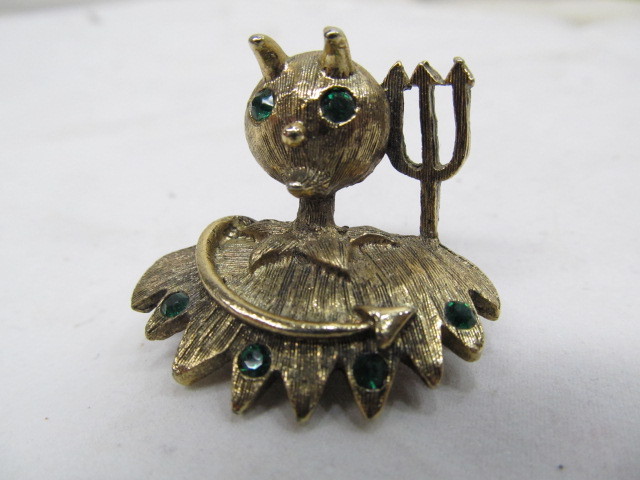 lot 129 image: Vintage Green Rhinestone Gold Tone Devil Brooch