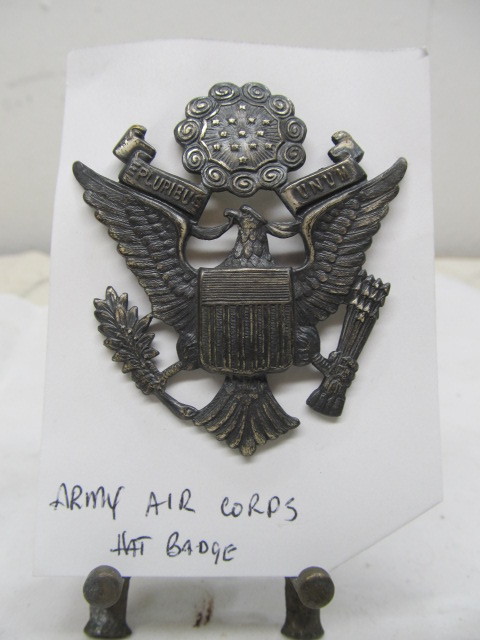 lot 157 image: Large Vintage Army Air Corps Officer Hat Badge