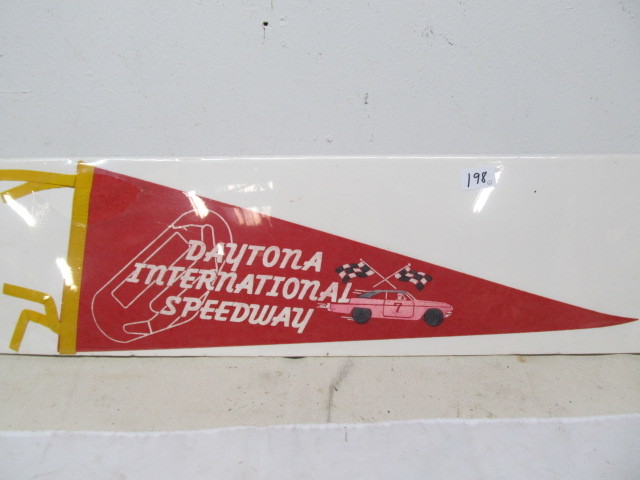 lot 198 image: Old Vintage DAYTONA International Speedway Felt Pennant