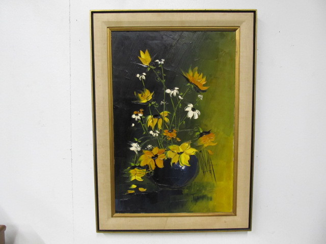 lot 202 image: NICE Signed Mid Century Floral Still Life Oil on Canvas Painting