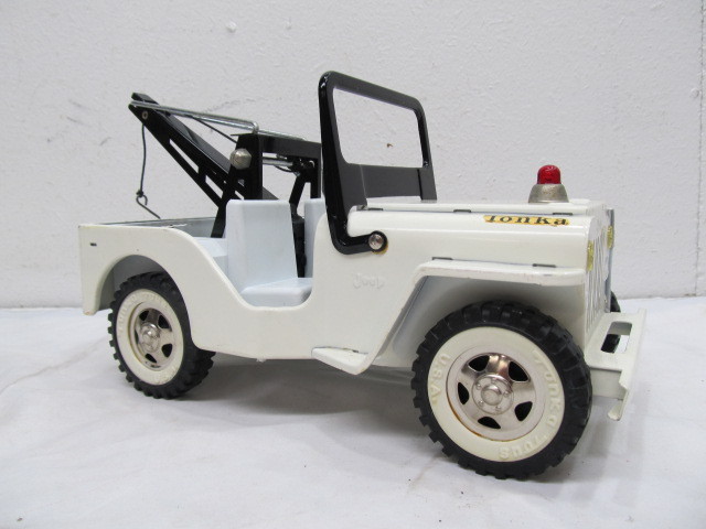 lot 2 image: Excellent Vintage TONKA Jeepster Wrecker