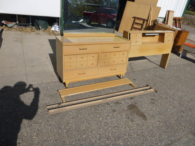 lot 53 image: Bed Room Set
